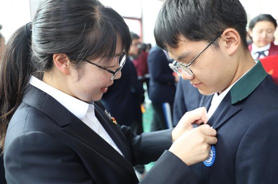 C:\Users\qj2z103\Desktop\2023屆成人禮推文\7佩戴成人徽章.JPG