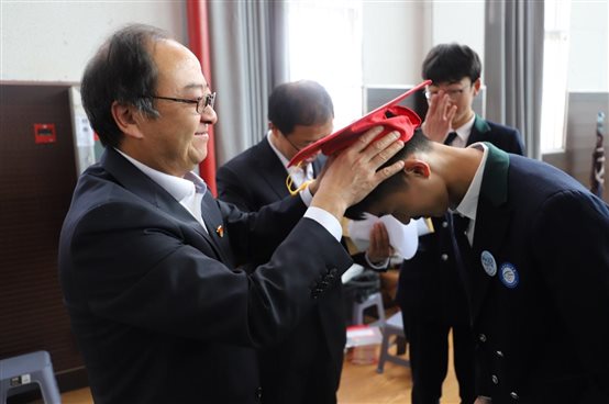 C:\Users\qj2z103\Desktop\2023屆成人禮推文\6加冠4.JPG